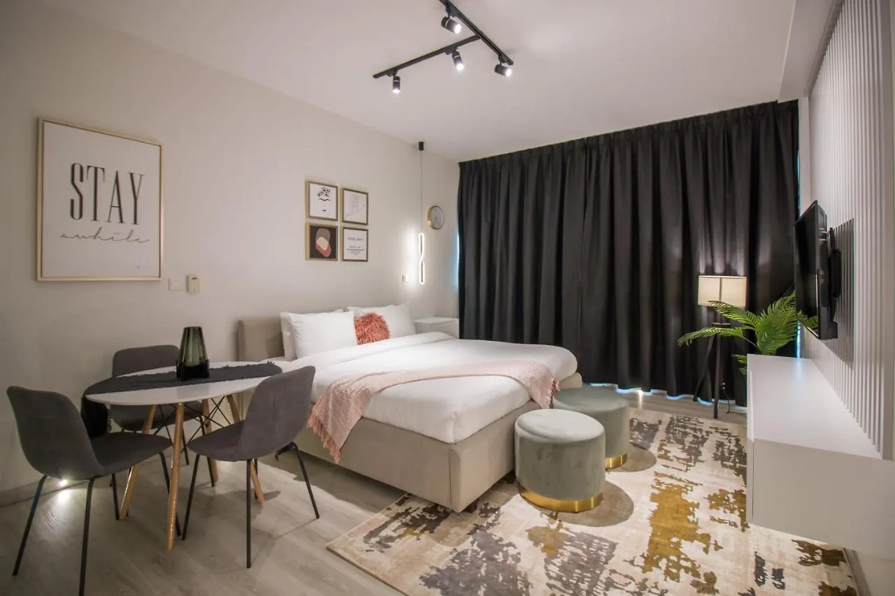 Walking Distance To Metro! Full Canal View Dubaj Apartmán